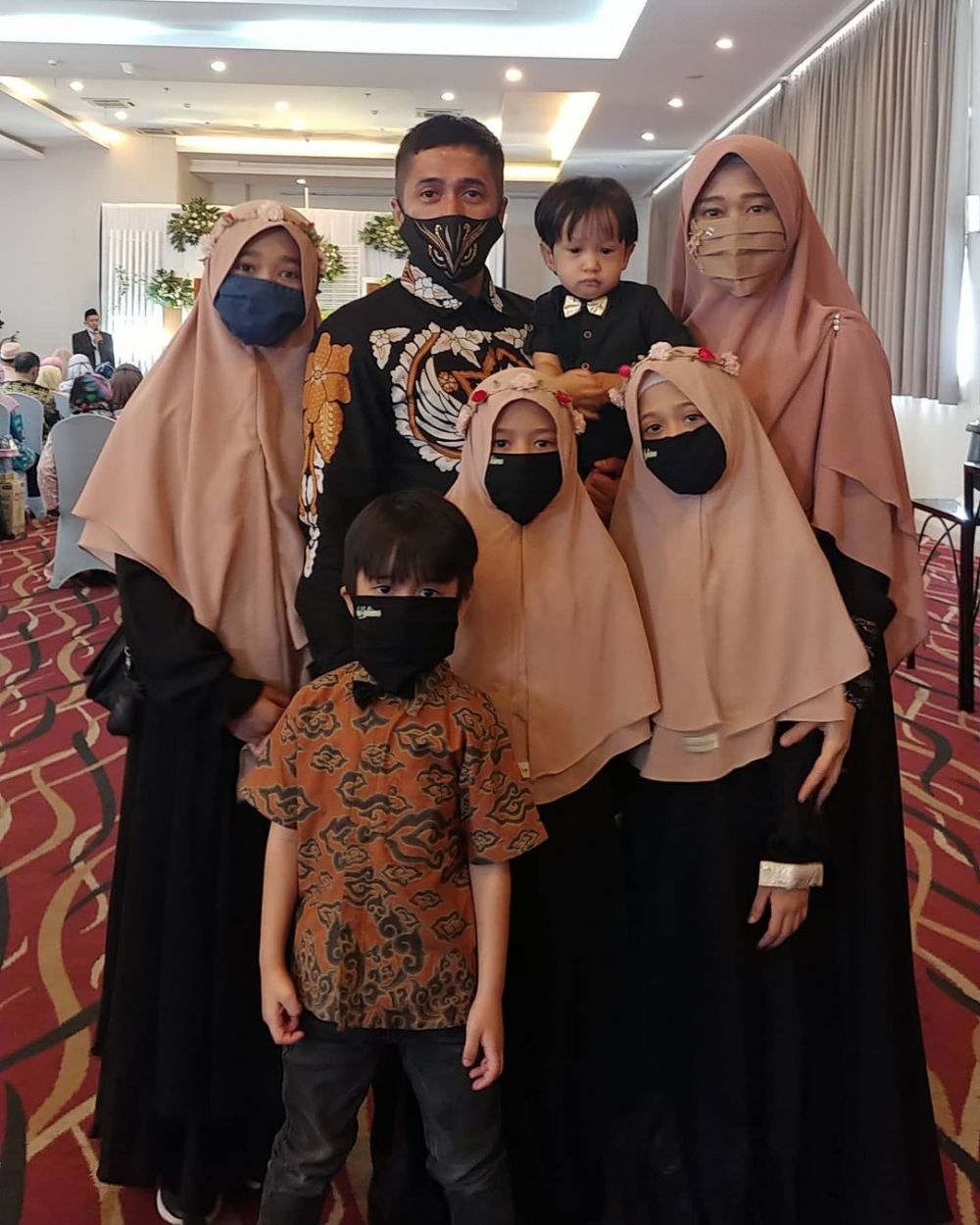 10 Potret Keluarga Irvan Hakim Pakai Baju Kembaran, Family Goals!