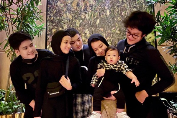 Adik Kesayangan, 10 Potret Putra Bungsu Fadlan Bersama para Kakak
