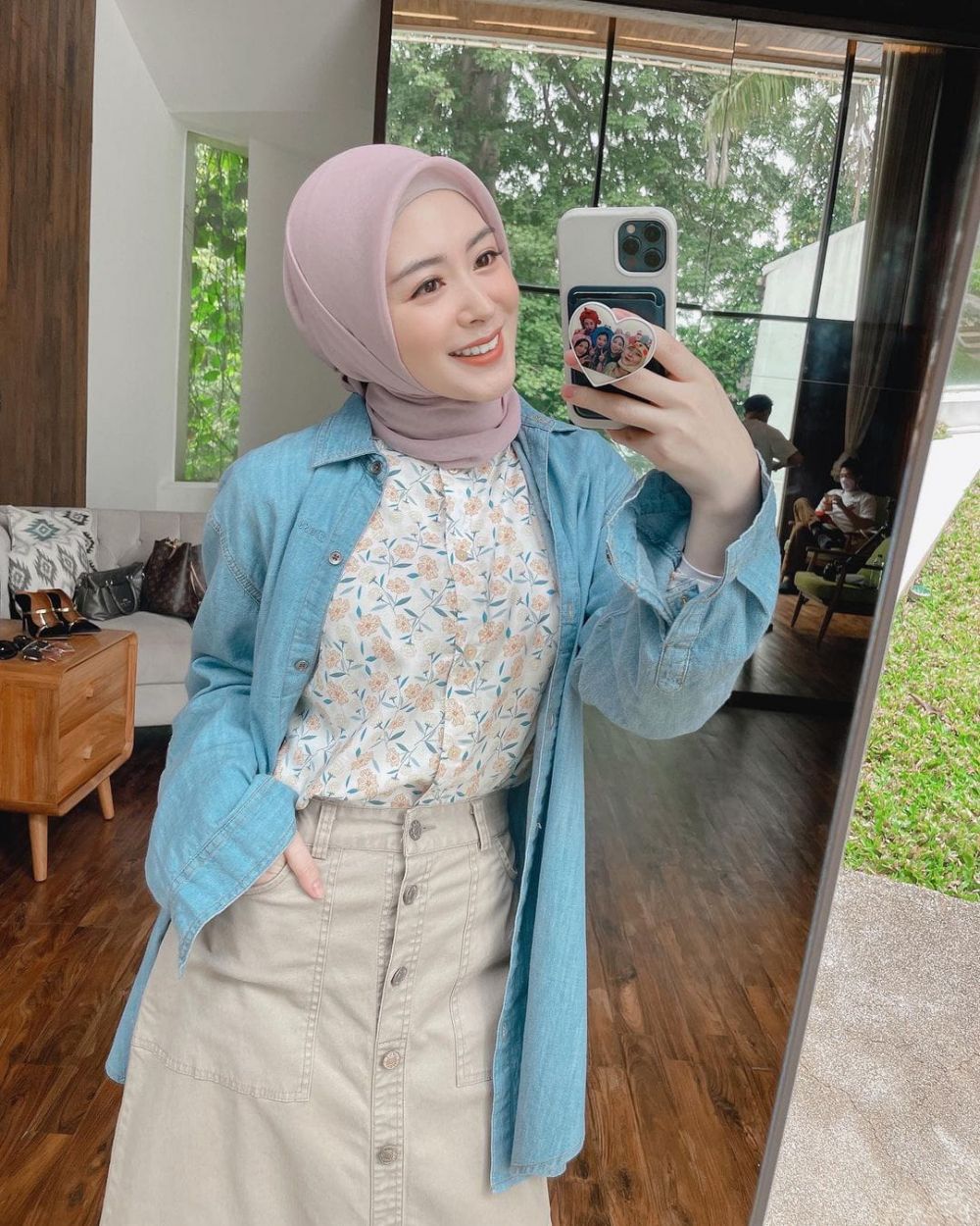 10 Gaya Mirror Selfie ala Influencer Hijab