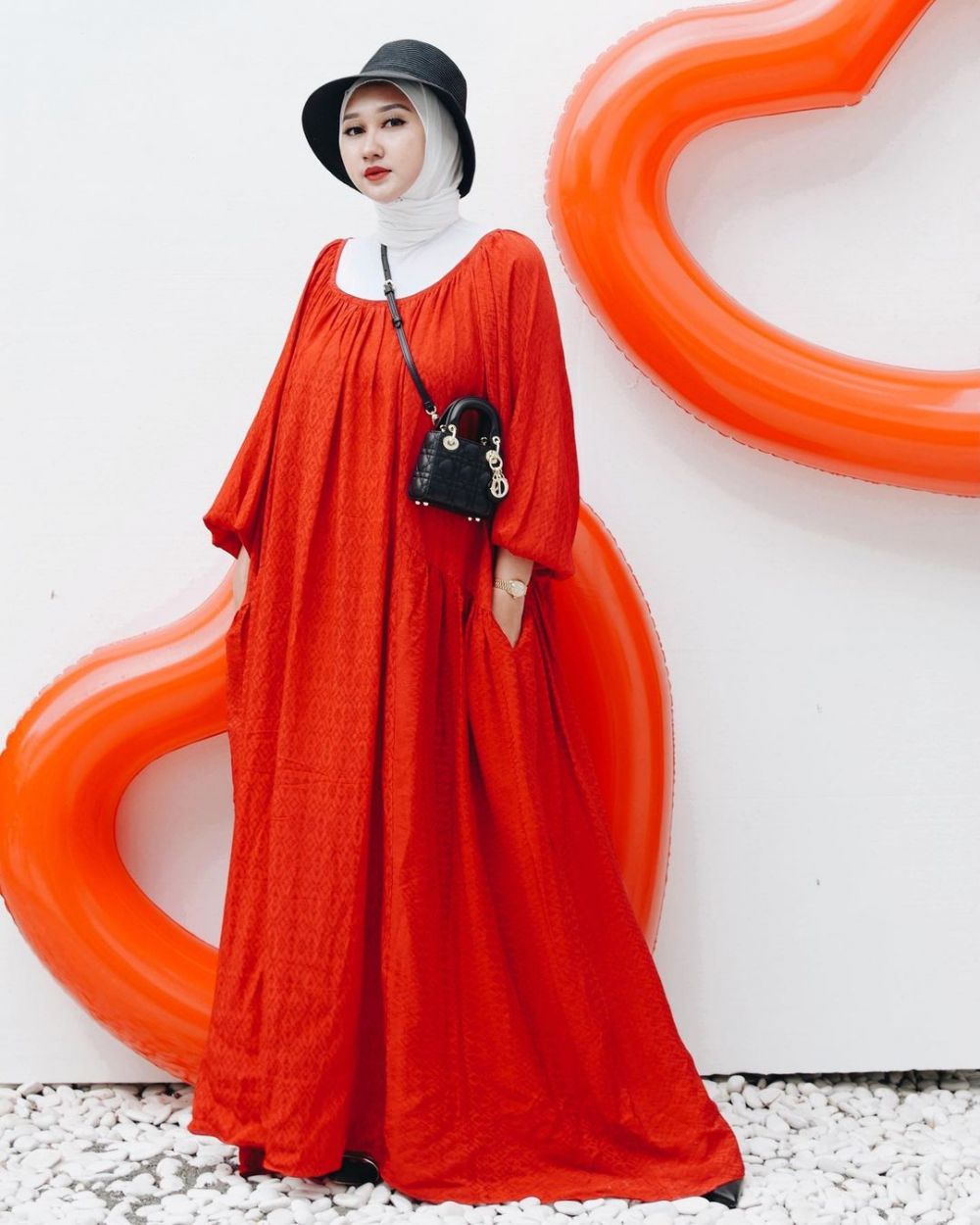 10 Potret Artis Berhijab Kenakan Gaun Merah, Memukau Bak Superstar!