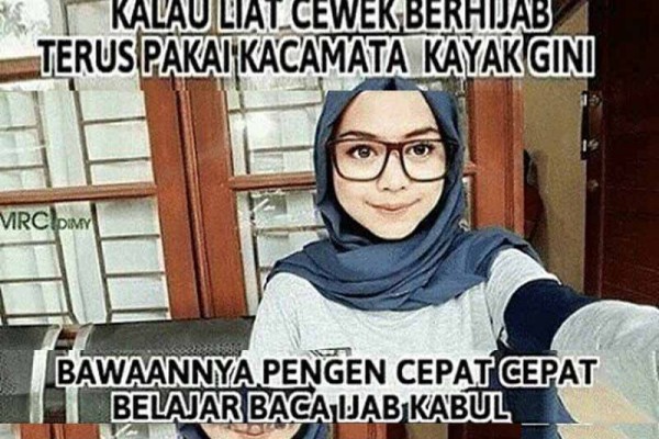 10 Meme Orang Pakai Kacamata Ini Pesonanya Bikin Kepincut