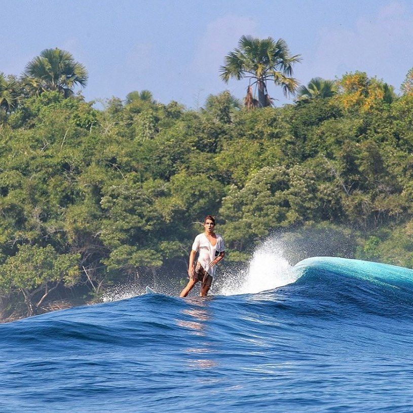 9 Potret Pantai Plengkung yang Punya Ombak Terbaik di Dunia