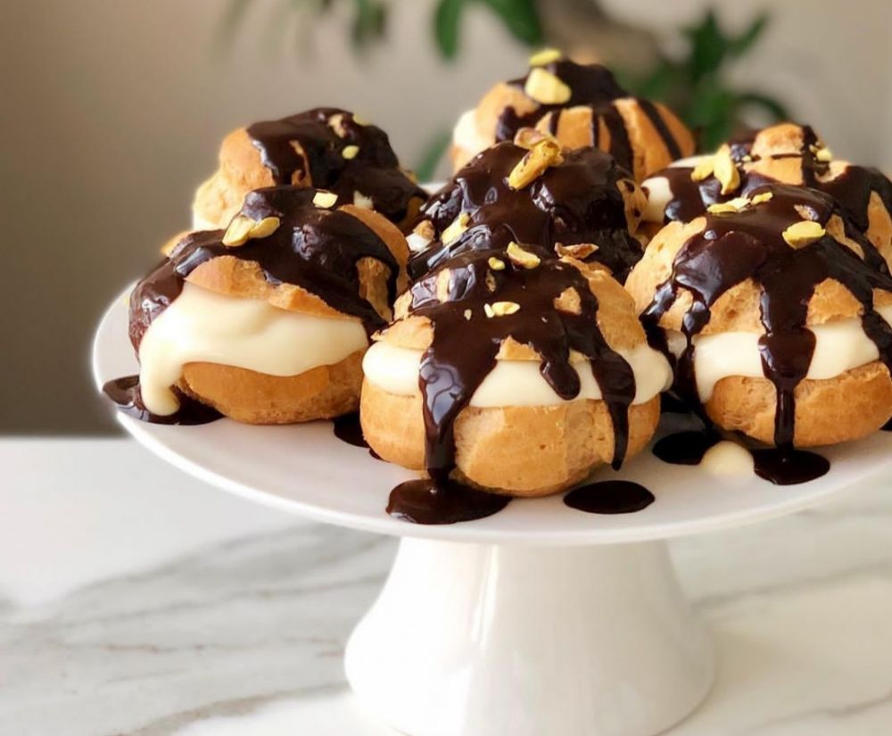 Profiteroles with Peanuts