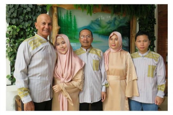 9 Potret Mark Sungkar dan Mertua yang Jauh Lebih Muda