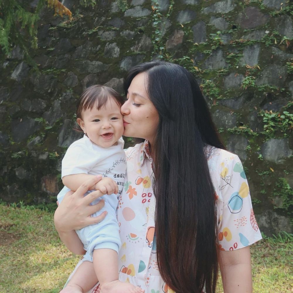 10 Potret Ceria Baby Chloe saat Digendong Asmirandah, Gemas!