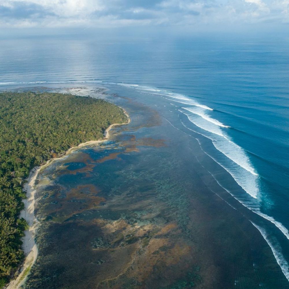 9 Potret Pantai Plengkung yang Punya Ombak Terbaik di Dunia