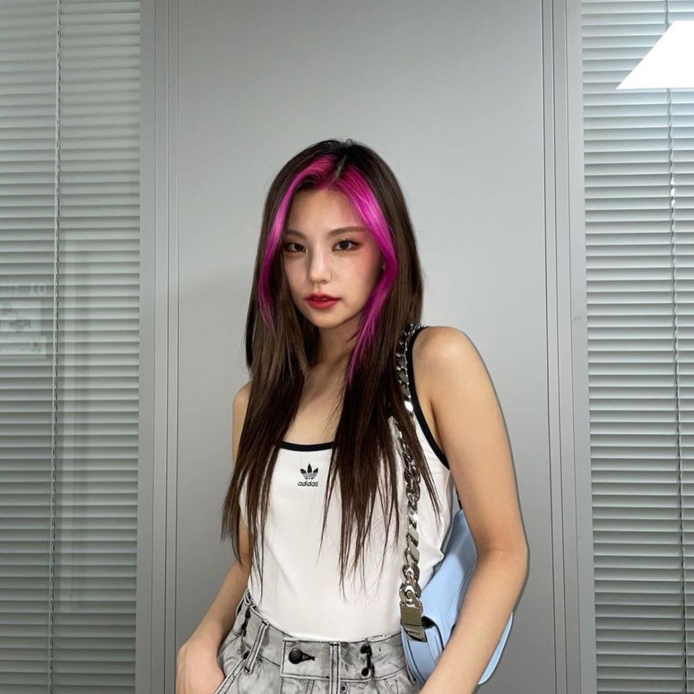 10 Visual Atraktif Yeji ITZY dengan Two-tone Hair