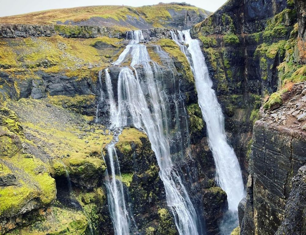 5 Air Terjun Paling Memesona di Islandia, Dikelilingi Alam Hijau