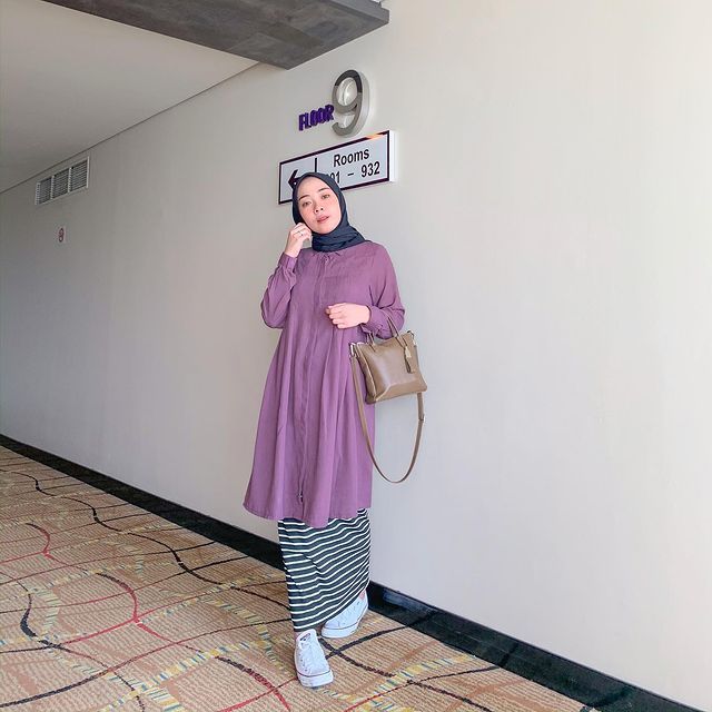 10 Mix and Match Outfit Hijab Ala Putri Melati, Simple tapi Stylish