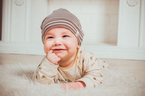 4 Manfaat Tummy Time untuk Bayi Baru Lahir, Dukung Perkembangannya!