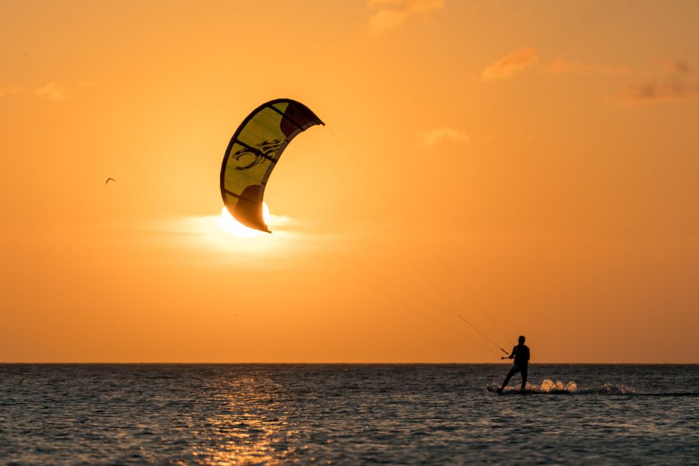 Tak Hanya Bersepeda, Wisatawan Mandalika juga Bisa Coba 'Kite Surfing'