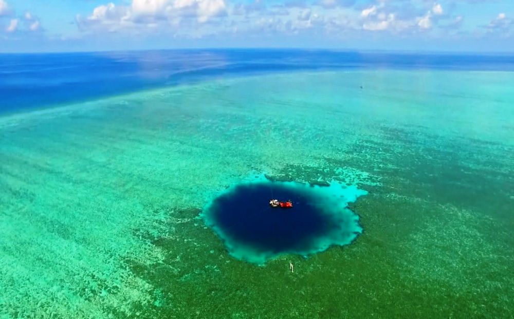8 Blue Hole Unik yang Ditemukan di Perairan Dunia