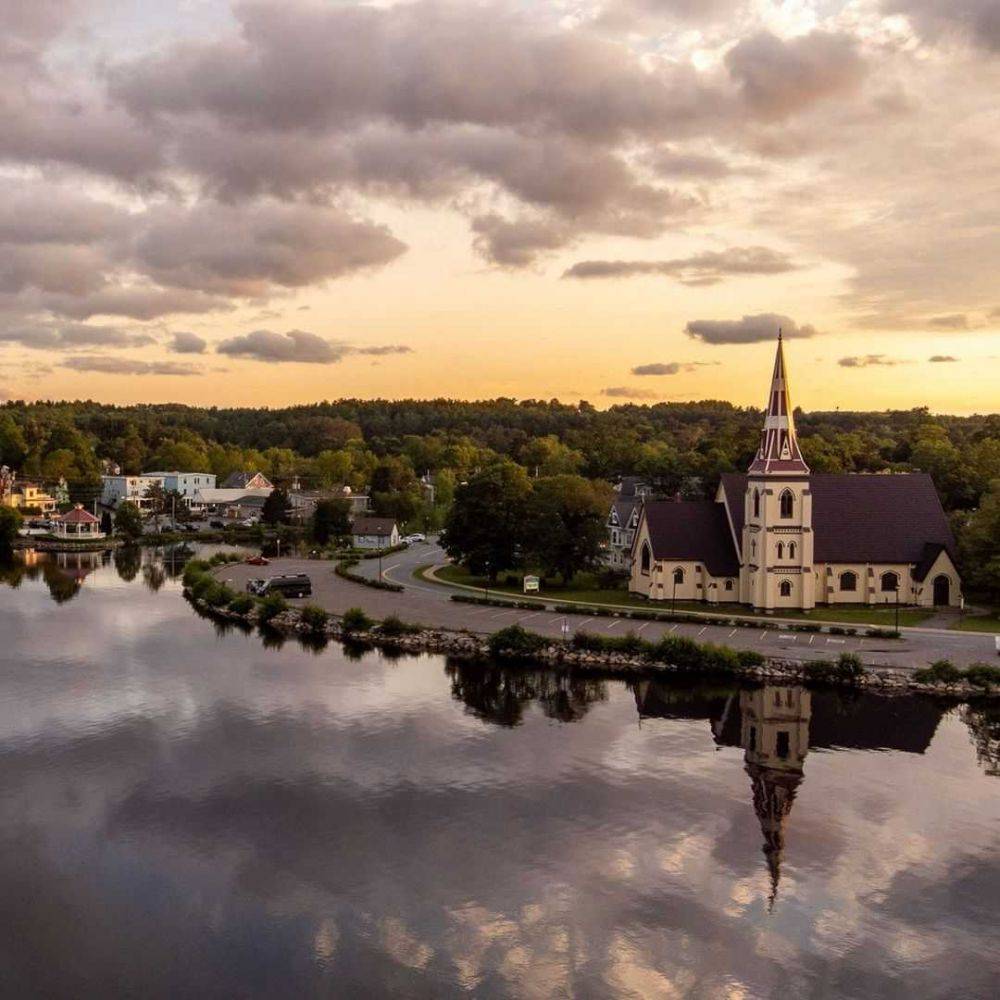 9 beautiful small towns in Canada, the atmosphere makes the heart happy