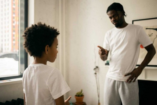 5 Kekerasan Emosional dalam Parenting, Orangtua Mencela Kelemahan Anak
