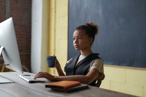 Biar makin Betah, Terapkan 5 Hal Ini saat Bekerja di Kantor
