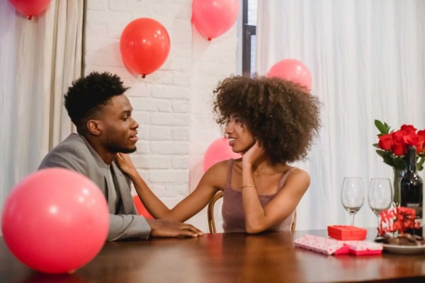5 Tips Mengutarakan Fantasi Seks pada Pasangan, Jangan Malu