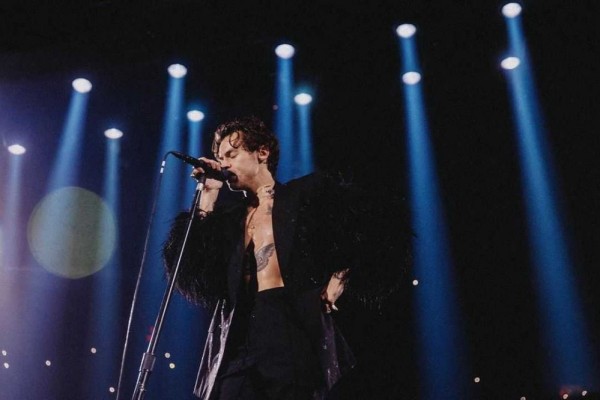 Sempat Ditunda, 10 Potret Harry Styles yang Kembali Gelar Konser