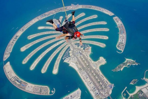 Aktivitas Menarik Di Palm Jumeirah Dubai Ada Skydiving