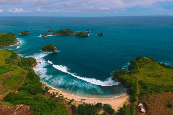 12 Pantai yang Indah dan Alami di Blitar, Pesonanya Memanjakan Mata