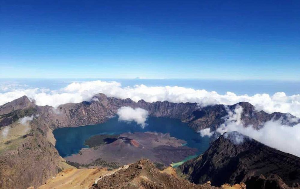 6 Danau Terindah di Indonesia, Wajib Masuk Daftar Wisatamu Nih!