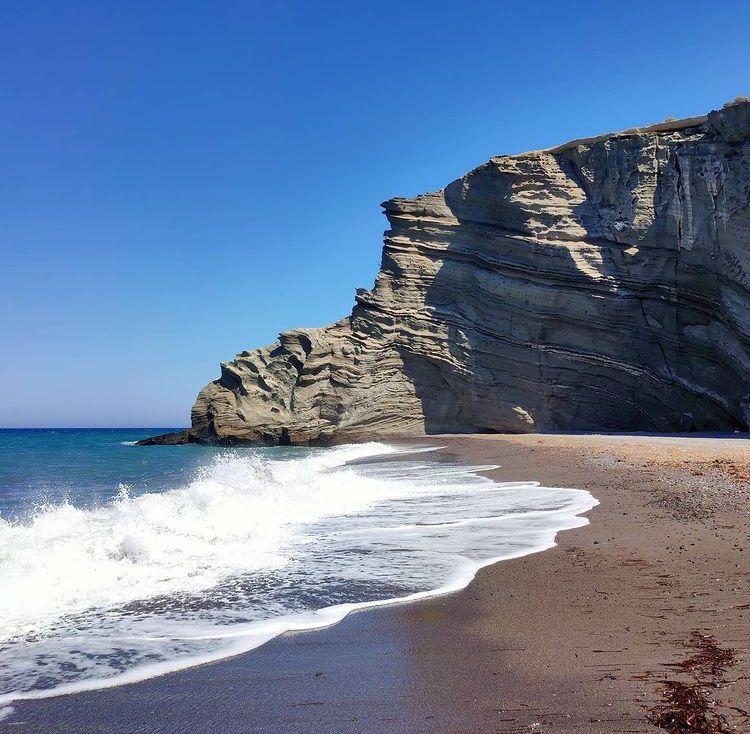 Pantai dengan Pemandangan Indah di Santorini Bikin Gak Mau Pulang