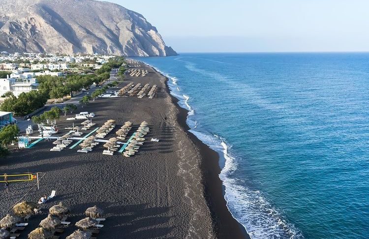 Pantai dengan Pemandangan Indah di Santorini Bikin Gak Mau Pulang