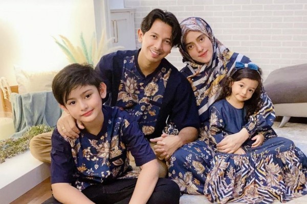 10 Potret Keluarga Fairuz A. Rafiq Pakai Baju Couple, Kompak Abis!