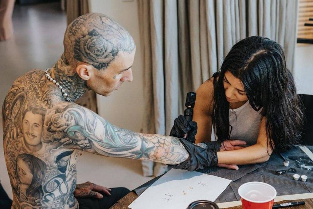 Momen Kourtney Kardashian Dan Travis Barker, Resmi Tunangan