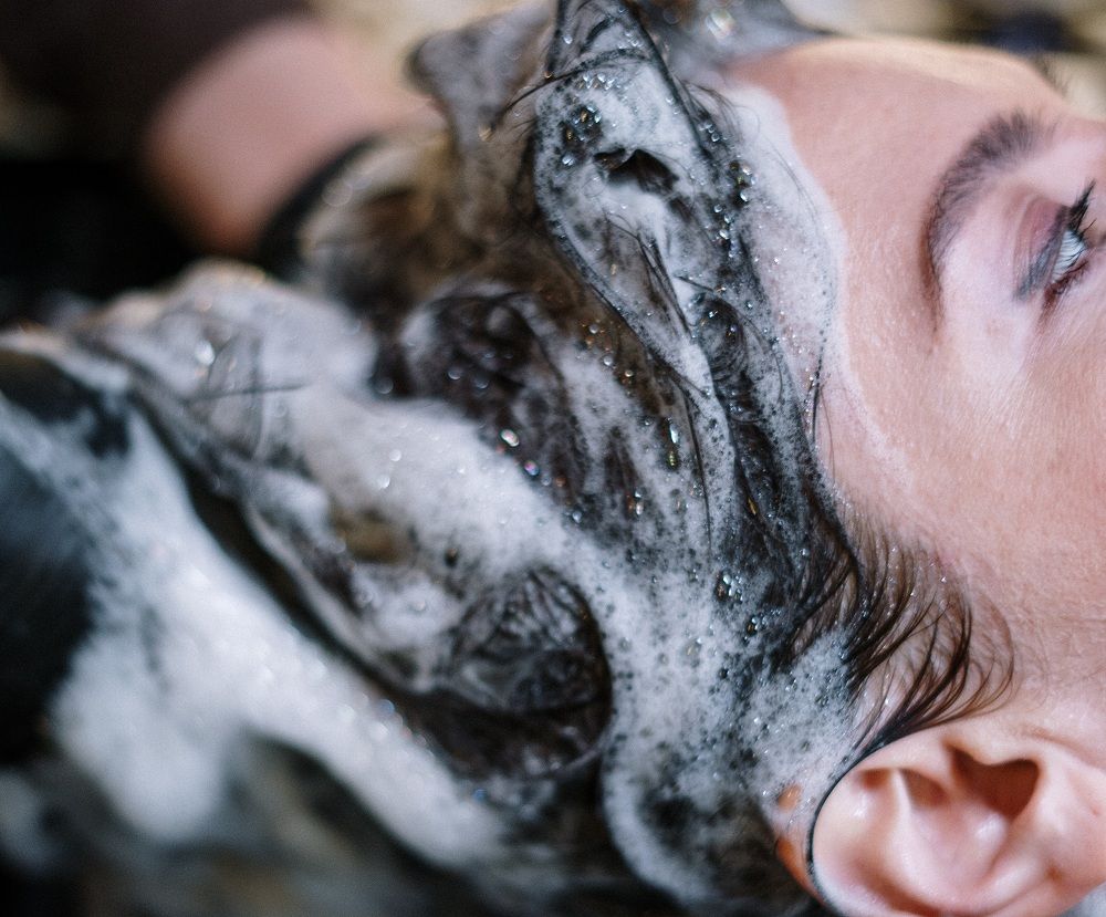 5 Tips Gampang Atasi Bau Rambut karena Aktivitas Cowok yang Padat