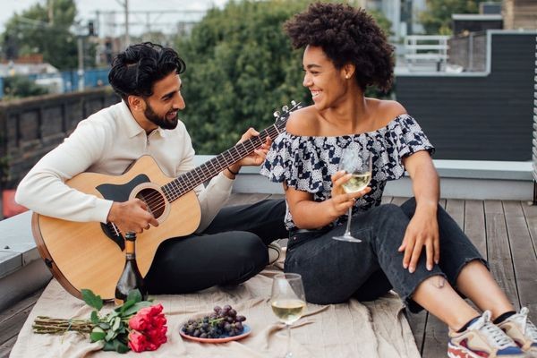 5 Cara Ampuh Memikat Hati Perempuan yang Baru Dikenal