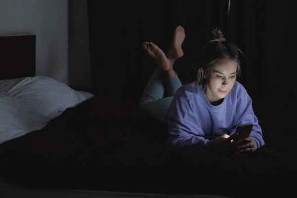 5 Tips Menggunakan Gadget di Malam Hari agar Tidur Nyenyak