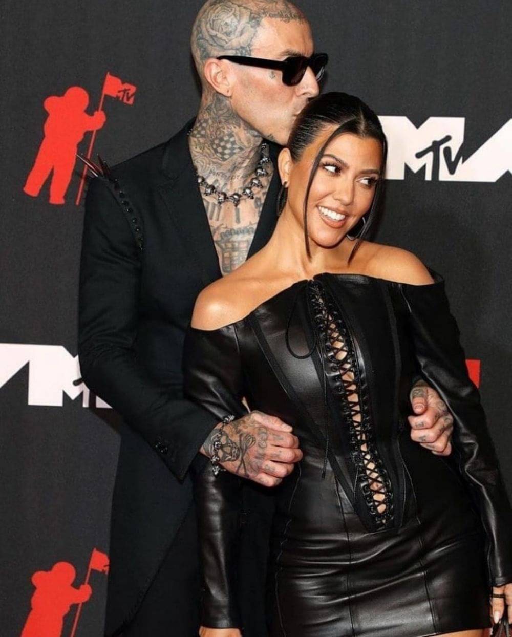 9 Gaya Pacaran Kourtney Kardashian Dan Travis Barker