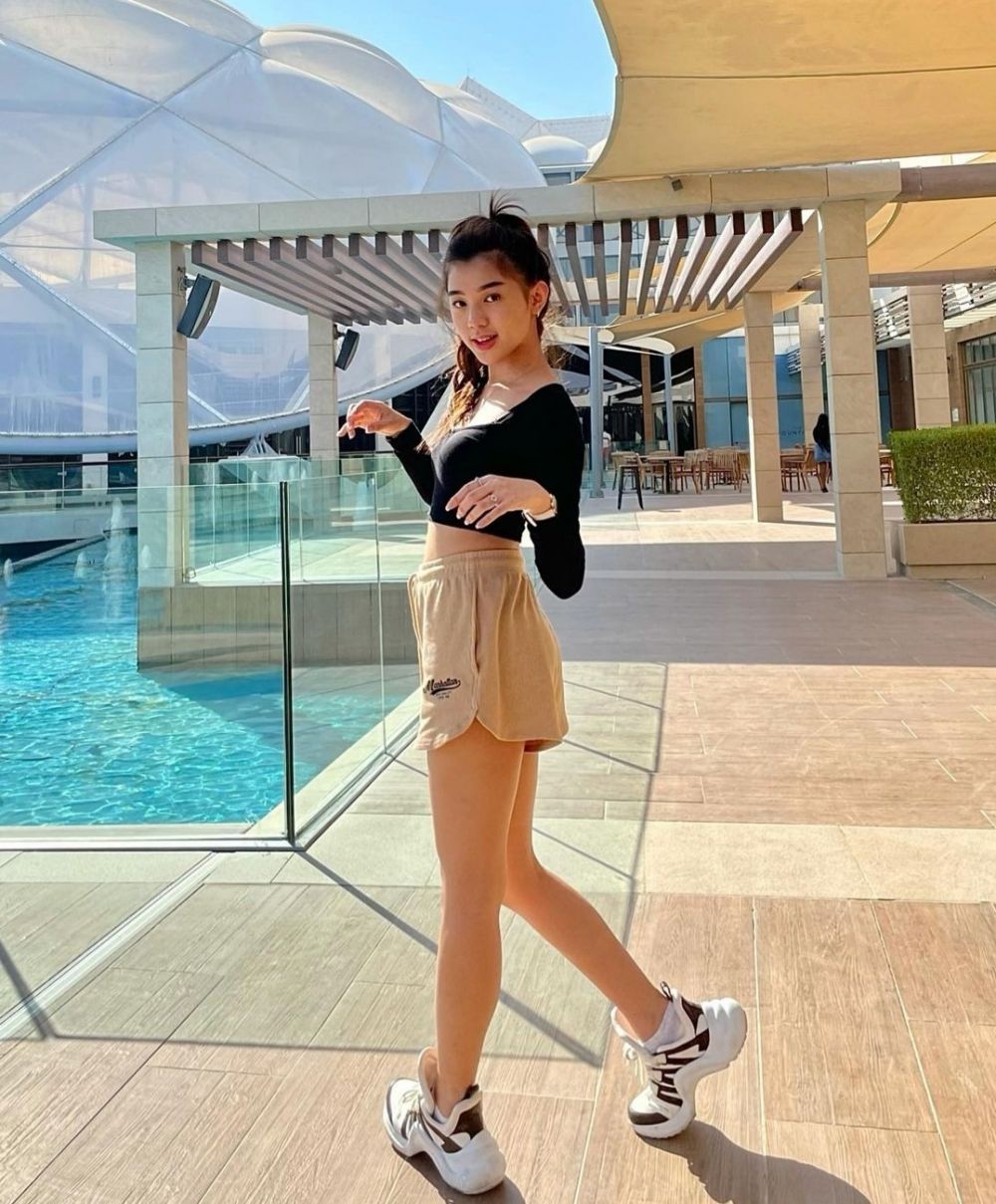 11 Padu Padan Crop Top ala Gabriella Ekaputri, Simple dan Classy