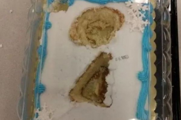 10 Cara Nyeleneh Warganet saat Potong Kue Ini Bikin Kamu Geregetan!