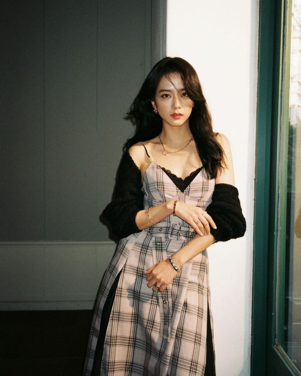 9 Ide Padu Padan Tartan Outfit ala Jisoo BLACKPINK, Girly hingga Chic!