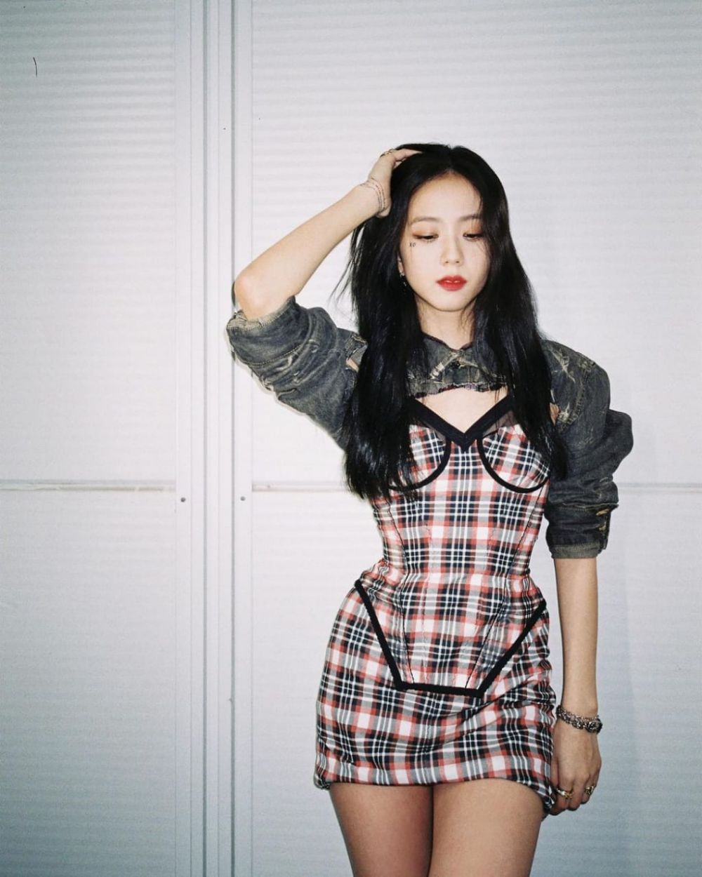 9 Ide Padu Padan Tartan Outfit ala Jisoo BLACKPINK, Girly hingga Chic!