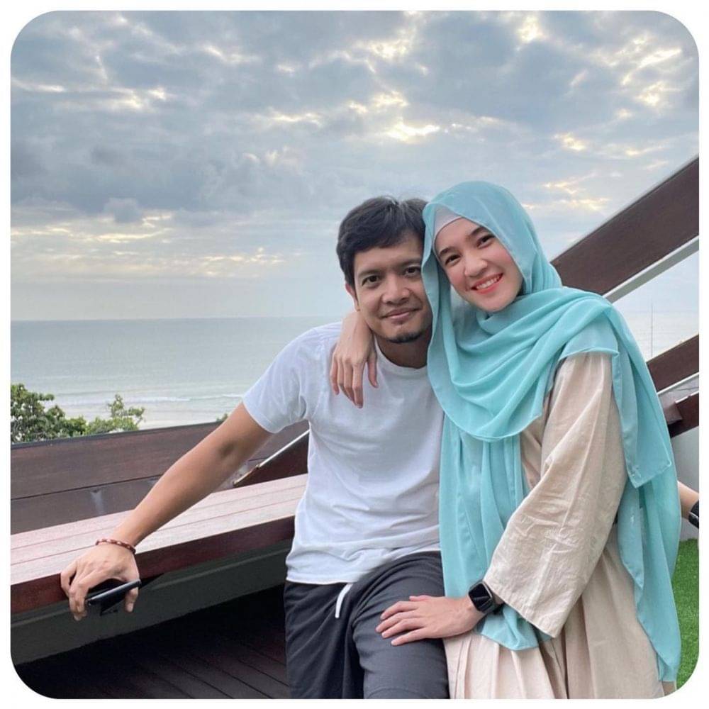 9 Potret Artis Berdarah Arab Dan Pasangan, Selalu Romantis!