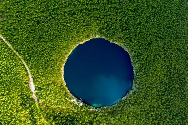 8 Blue Hole Unik yang Ditemukan di Perairan Dunia