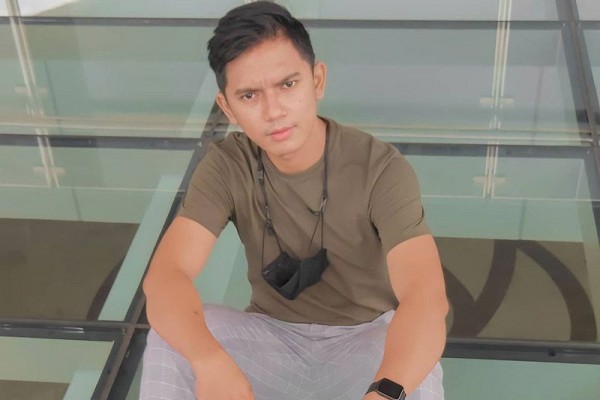 10 Potret Andi Saputra, TikToker yang Juga Seorang Penjual Gorengan!