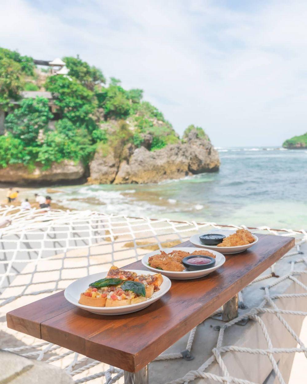 Cafe De'Slili, Kafe dengan View Pantai yang Kece