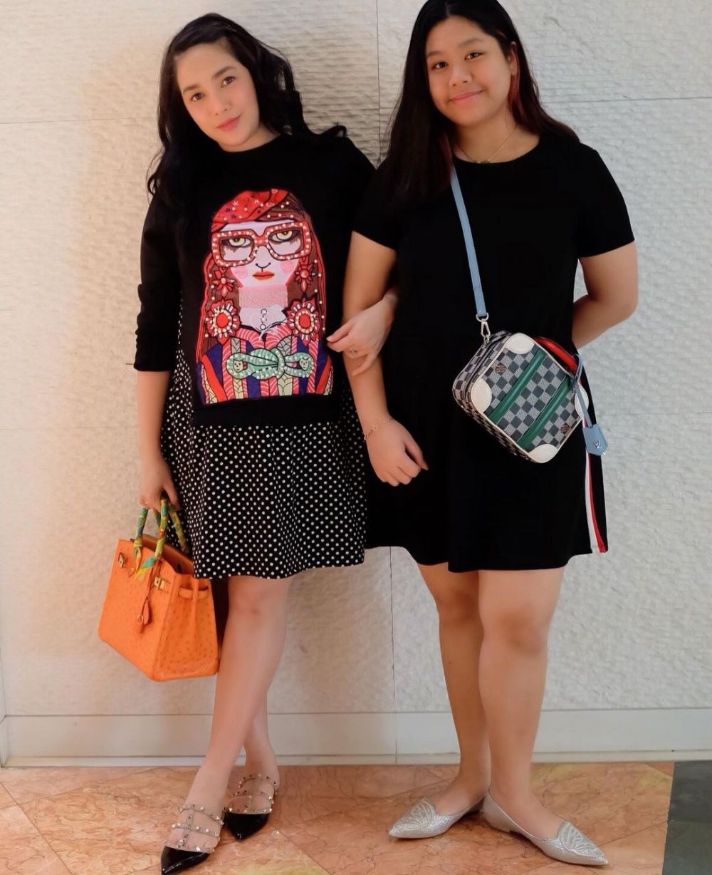 10 Momen Kompak Ussy Sulistiawaty Bersama Putri Sulung, bak Bestie!