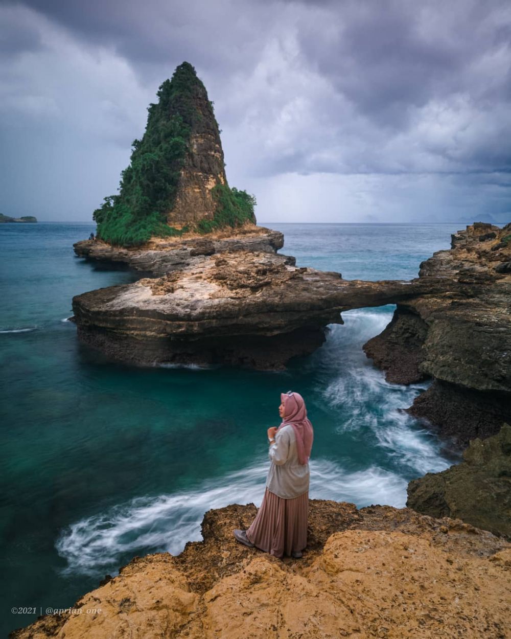 5 Pantai Eksotis di Dekat Pink Beach, Alamnya Eksotis!