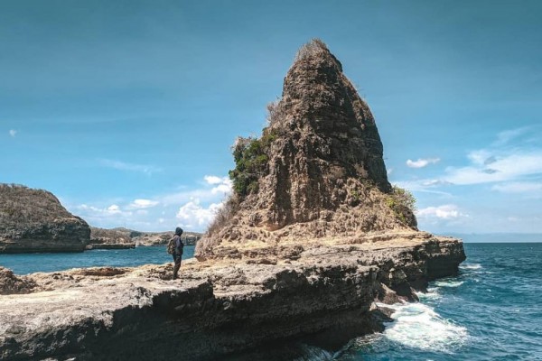 5 Pantai Eksotis di Dekat Pink Beach, Alamnya Eksotis!