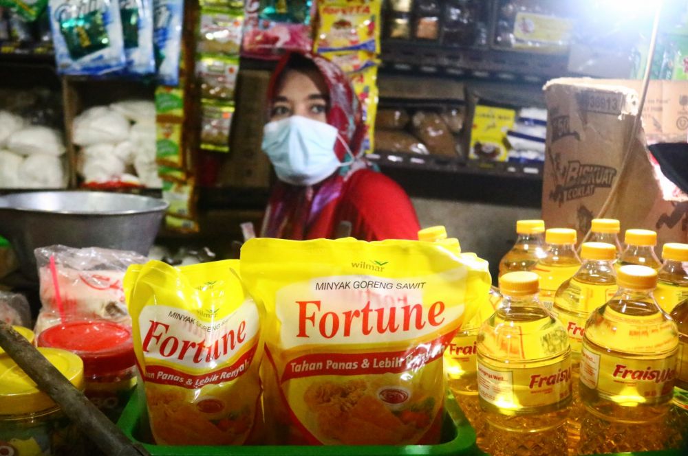 Minyak Langka di Pasaran, Khofifah : Produksi di Pabrik Surplus