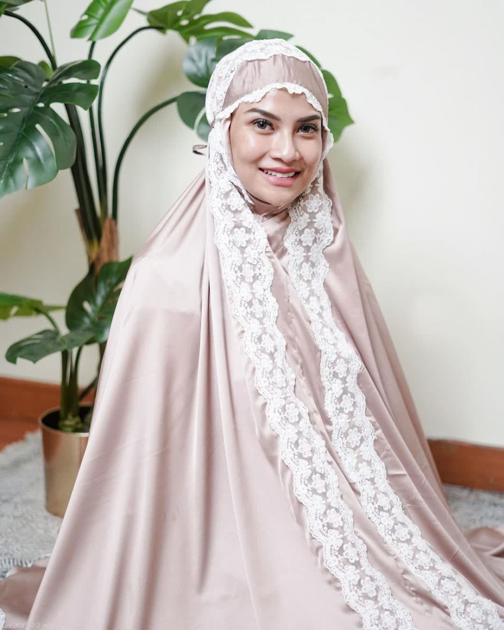 10 Potret Kenangan Vanessa Angel Saat Kenakan Hijab Anggun