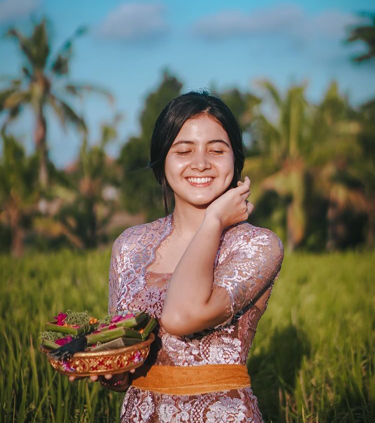 10 Pesona Bulan Sutena, Penyanyi yang Lagunya Sedang Viral