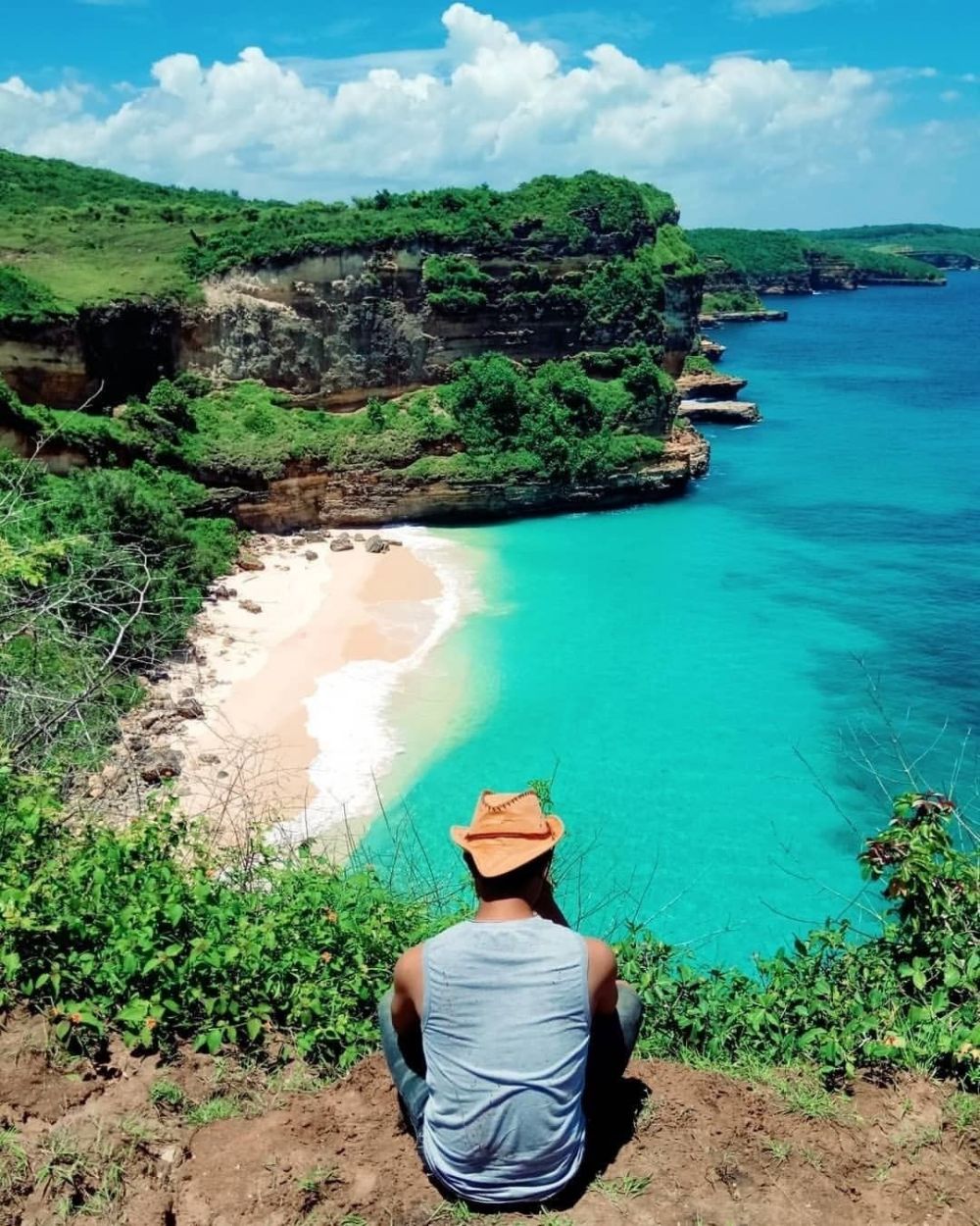 5 Pantai Eksotis di Dekat Pink Beach, Alamnya Eksotis!