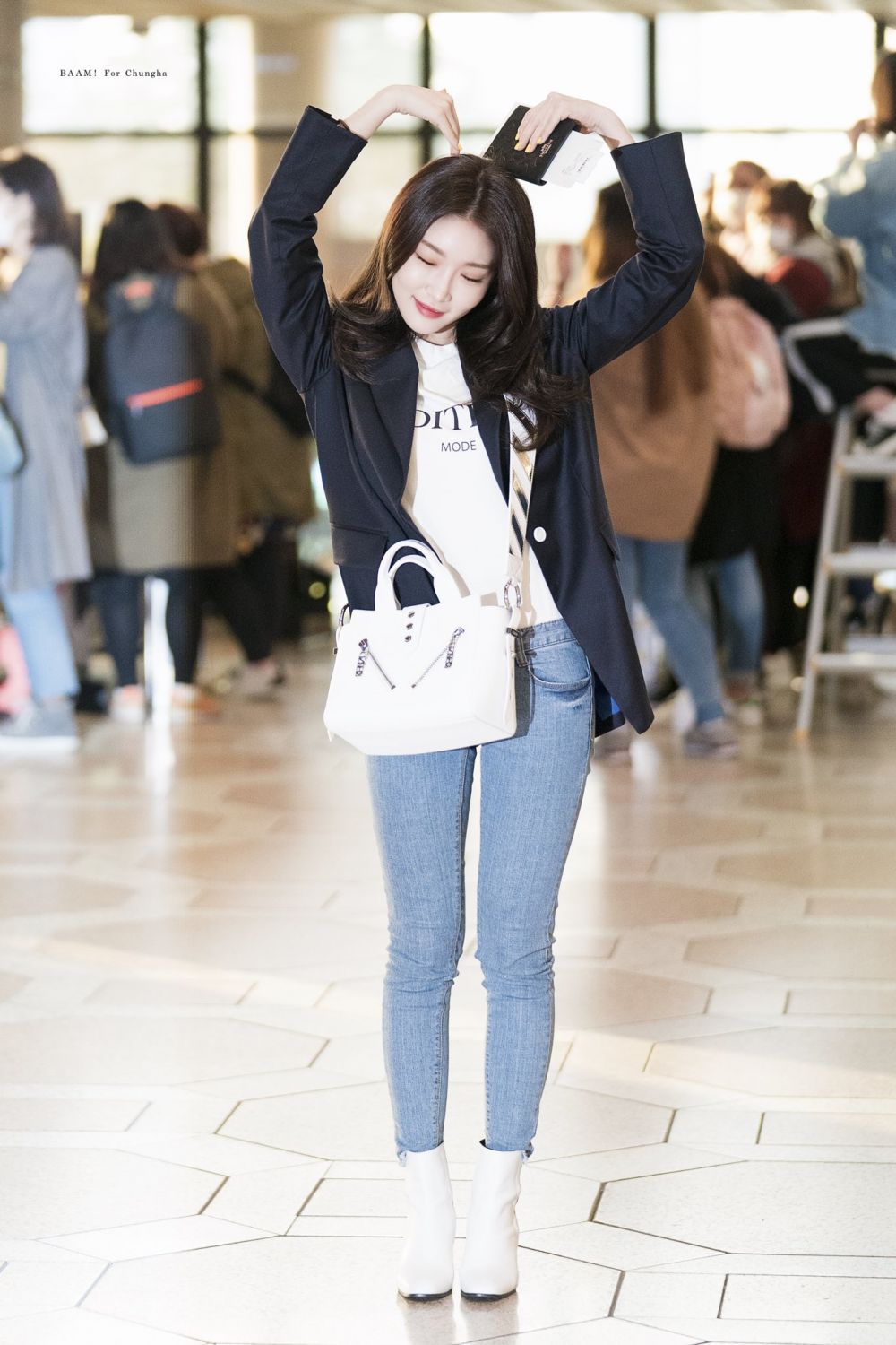 13 Gaya Kasual Solois Chungha dengan Outer, Trendi Buat OOTD!  