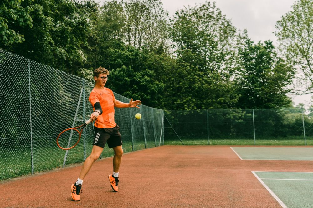 5 Tips Dasar Bermain Tenis untuk Pemula, Gampang dan Gak Ribet!