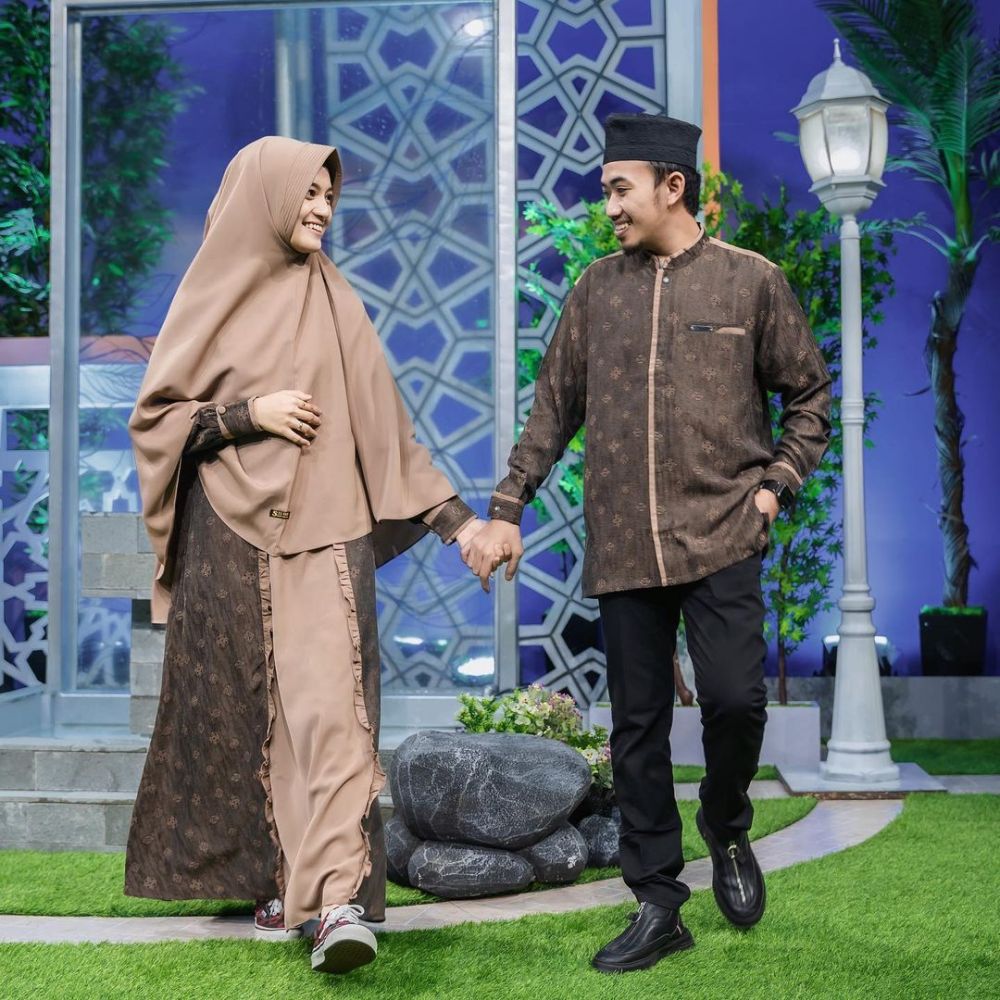 10 Potret Ustaz Syam dan Istri Kenakan Outfit Senada, Romantis!